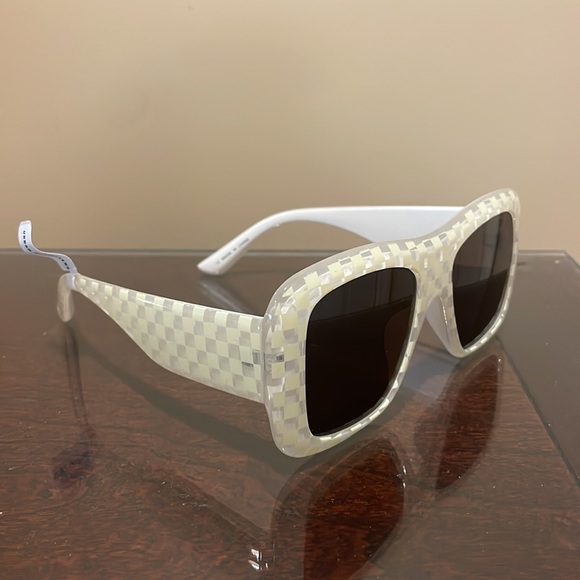 NWT Urban Outfitters White Square Sunglasses - Picture 2 of 3